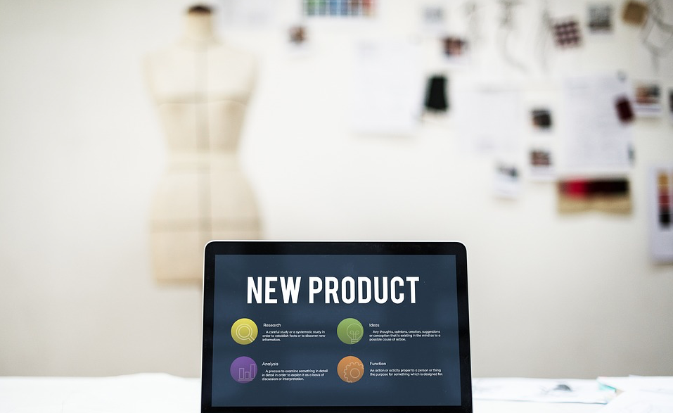  Conocer el estado en el que se encuentran las estrategias de Performance Marketing para el sector retail resulta fundamental. Pero estar al tanto de las nuevas actualizaciones, nuevas tecnologías y últimas tendencias de marketing digital, es la parte que muchos olvidan. Muchas personas tienen la impresión de que realizar campañas de Performance Marketing para el sector retail es un arte. Sin embargo, los responsables de marketing inteligentes confían cada vez más en el Big Data. Y es precisamente, esa parte, la que estás pasando por alto. Los expertos confían más que nunca en los datos para informar, probar y diseñar sus estrategias. Y aunque los datos nunca reemplazarán a las mentes creativas, podrás crear mejores estrategias de Performance Marketing para el sector retail basándote en ellos. Los consumidores están informados, las 24 horas del día, acerca de productos que revolucionan el sector retail. Es decir, con la tecnología digital cada vez más extendida, los compradores toman sus decisiones con un criterio basado en datos. Aunque también utilizan el contenido online para descubrir, comparar y comprar productos desde cualquier sitio y momento. No obstante, el sector retail también se ve afectado. La información también cambia sus reglas del juego. De hecho, se aplica en cada paso del proceso de venta. Desde la predicción de cuáles son los productos más populares hasta la identificación de los clientes que probablemente estén interesados en esos productos. Cómo ayuda el Big Data al sector retail Los retailers, tanto de manera offline como online, están adoptando estrategias de Performance Marketing para el sector retail basadas en datos para comprender el comportamiento de compra de sus clientes potenciales. Y el Big Data es capaz de ayudarles en todos estos pasos: En la generación de recomendaciones. Según el historial de compras de un cliente se puede predecir qué es lo que está buscando. El Machine Learning consigue generar recomendaciones precisas. En la toma de decisiones estratégicas.  Los datos son ideales para realizar tendencias de pronóstico. Las estrategias de Performance Marketing para el sector retail serán más concisas si entiendes que las demandas del mercado se basan en indicadores económicos y demográficos. Utilizando el análisis "Market-basket". Los retailers profesionales están enfocados en sistemas de Real-Time Marketing para determinar qué productos tienen más probabilidades de ser comprados "en masa". El Big Data ayuda en la optimización de precios. Los niveles de inventario, los competidores y la demanda pueden ser rastreados. Y los cambios en el mercado pueden ser respondidos automáticamente. La monitorización de redes es más efectiva. Escuchar las redes sociales: escuchar lo que los clientes tienen que decir en las redes sociales es una actividad importante, especialmente para la industria minorista. El Big Data ayuda en la predicción de tendencias. Los datos recopilados se pueden usar para predecir los productos más vendidos en una categoría específica. Mejora la experiencia del cliente. Si se puede anticipar la demanda del comprador, se puede generar una experiencia perfecta. Esto ayuda en el proceso de fidelización del cliente. ¿Cómo aplicar el Performance Marketing para el sector retail? En el nuevo paradigma, el mundo físico y el digital parecen condenados a entenderse. Esto abre múltiples oportunidades hasta ahora desconocidas. Eso sí, siempre y cuando sepan adaptarse a un entorno omnicanal. ¿Cuáles son esas tendencias que marcan el camino para conseguirlo? ¿Cómo deberían ser las estrategias de Performance Marketing para el sector retail? Como retailer, si no tienes una estrategia de marketing digital efectiva, puedes poner en peligro tu negocio. 1.- Mejora tu sitio web y optimiza la experiencia del usuario Que tu sitio web esté optimizado para mobile, sea fácil de navegar, intuitivo y limpio, es uno de los principales must del Performance Marketing para el sector retail. Además, en el momento en el que se habla de que un sitio web debe estar centrado en el usuario no solo se hace referencia a la personalización a nivel de diseño. Sino que también se procura lograr esa personalización a nivel funcional. De hecho, es lo que tu negocio necesita para asegurarte de que los usuarios lleguen hasta el momento de la compra y completen esa fase. En una estrategia de Performance Marketing para el sector retail puedes aplicar la UX a través de: Landing pages centradas en el usuario. Una estrategia SEO consistente. Creación de contenidos en el blog de calidad. Mediante una buena gestión de las redes sociales, etc. 2.- Las apps y el posicionamiento ASO Tal y como apuntan los datos de Ecommerce news, ya en 2017, casi el 59% de los consumidores digitales de Reino Unido, es decir, cerca de 25 millones de personas, realizaron compras vía mobile. De hecho, se ha encontrado que desde el móvil se lleva a cabo el primer contacto con las marcas. Además, según un informe de The App Date las cifras indican una necesidad de los usuarios: Un 81% de los españoles utiliza smartphones. Se descargan 3.8 millones de apps al día. 27,7 millones de españoles usan las apps a diario. La franja de edad más adicta a las apps oscila entre los 25 a los 34 años. Con esto, no solo se invita a crear estrategias de Performance Marketing para el sector retail en este formato. Sino que deberías enfocarte en variables como el posicionamiento ASO para que la app recibiera las descargas esperadas. 3.- Los programas de fidelización son clave El loyalty marketing hace referencia a un conjunto de incentivos que empuja a los clientes actuales a volver a comprar. Pero sobre todo sirve para conseguir desarrollar conexiones especiales con la marca. Si en tu estrategia de Performance Marketing en el sector retail incluyes un programa de fidelización, conseguirás: Aumentar el valor de vida del cliente. Resulta mucho más sencillo comunicarse con alguien que ya te conoce. Por no hablar de las ventas. Construirás relaciones más estrechas.  Crearás embajadores de marca sin saberlo. Si un cliente es leal, las probabilidades de que hable de ti en redes sociales serán mayores. Evitarás la competencia de precios. Las personas que realmente valoran una marca son menos sensibles a las diferencias de precios. 4.- Las búsquedas por voz sirven para facilitar las compras Google Home, Alexa y otros dispositivos activados por voz no solo han dado un toque futurista a los hogares. Sino que también se han introducido en negocios como un posible canal de venta. Por ejemplo, en 2017, Monoprix, se asoció con Google Home para lanzar una aplicación de voz que les permite a los clientes crear una lista de compras. Lo único que éstos tenían que hacer era hablar con un chatbot que iba recomendando productos basados en los hábitos de compra del usuario. Se trata de una de las estrategias de Performance Marketing para el sector retail que deberías empezar a valorar. Sobre todo por los datos que avalan su potencial: Se prevé que el 50% de todas las búsquedas se realicen por voz para el año 2020. El 20% de todas las búsquedas móviles en Google se llevan a cabo por voz. Un 25% de todas las búsquedas de Bing se realizan también por voz. Para el sector retail, estos datos suponen una vía más rápida para generar ventas. Por lo tanto, integrar la búsqueda por voz para que se adapte a los acentos locales, la jerga y el lenguaje coloquial es esencial para que tu marca sea descubierta. 4.- Las estrategias de Cross-Channel Marketing mejoran las experiencias de compra El 46% de los visitantes de un comercio de retail provienen de iniciativas a través de diferentes canales. A medida que los viajes de los clientes se vuelven más omnicanal que nunca, los responsables de marketing deben asegurarse de que dichos puntos de contacto estén totalmente optimizados para que los clientes puedan convertir desde cualquier escenario. Para llegar al éxito en las tiendas físicas y online, es importante que las estrategias en varios canales faciliten el intercambio de información para captar y retener a los clientes, así como sorprenderles y deleitarles con experiencias personalizadas. Las marcas pueden lograr esto introduciendo: Aplicaciones móviles, que almacenan perfiles personales de clientes. La opción de "comprar en línea y recoger en la tienda". Programas de lealtad. Políticas de devolución especializadas que permiten la devolución en la tienda de artículos comprados online, y viceversa. 5.- Social Commmerce: Ahora o nunca Las redes sociales forman parte de cualquier estrategia de Performance Marketing para el sector retail. Y ahora, tienen más poder que nunca para que puedas realizar ventas. De hecho, si te fijas en la imagen, verás que plataformas como Instagram ya incluyen botones de compra y funciones de e-shop. Teniendo en cuenta que los usuarios rara vez abandonan su experiencia por Instagram para abrir el navegador y realizar la compra de un artículo que han visto en la plataforma, esta opción resuelve el problema de la manera más cómoda, rápida y eficaz posible. La publicación de Fenty en Instagram es un claro ejemplo de compra. Tocando sobre el producto, se revela el nombre y el precio del mismo. De esta forma el usuario puede comprarlo directamente, ya que accederá a una landing de producto. 6.- Realidad aumentada y mapas interactivos: Actualizarse o morir Si bien los gigantes como Amazon y Alibaba han llevado a muchos a creer que este año se dará la "muerte del sector retail", los expertos de la industria piensan lo contrario. De hecho, tecnologías como la realidad aumentada (AR ) y los mapas interactivos, son justo las estrategias de Performance Marketing para el sector retail que necesitan las tiendas para reciclarse. Para reducir el tiempo de espera de los probadores, ZARA lanzó una app para smartphones que les permitió a los clientes visualizar cómo quedarían en su cuerpo prendas de ropa específicas. Características simples como estas que agregan comodidad a la experiencia de compra de un cliente, pueden hacer mucho para que las marcas destaquen sobre tus competidores y aumenten la lealtad. Con todo, ¿necesitas ayuda para potenciar tus estrategias de marketing digital? ¿Te gustaría ganar visibilidad ante públicos potenciales nuevos con la ayuda de anuncios? ¿Y segmentar campañas para proporcionar contenidos personalizados y, así, fidelizar a los clientes actuales? Las estrategias de Performance Marketing para el sector retail pueden desarrollarse exitosamente si te pones en nuestras manos. ¡En Antevenio podemos ayudarte!