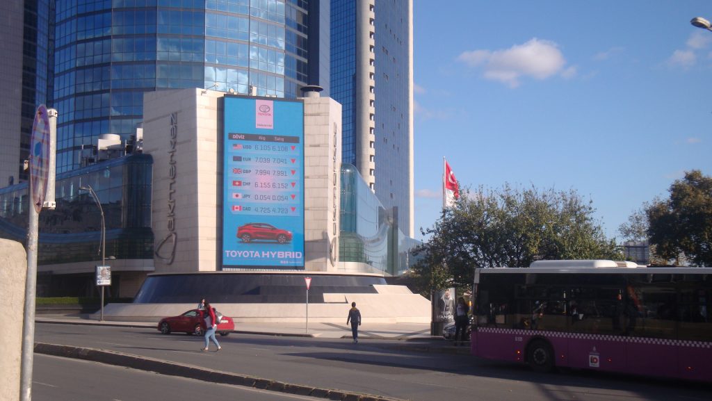 campañas de compra programática DOOH: Toyota