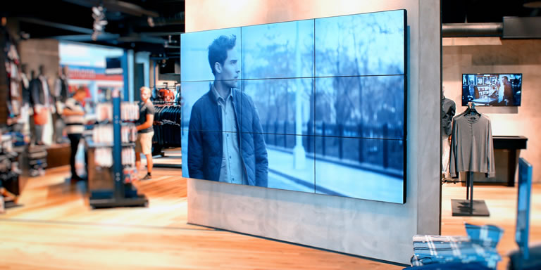 pantallas en tiendas físicas