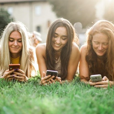 Millennials y Generación z comunicación digital