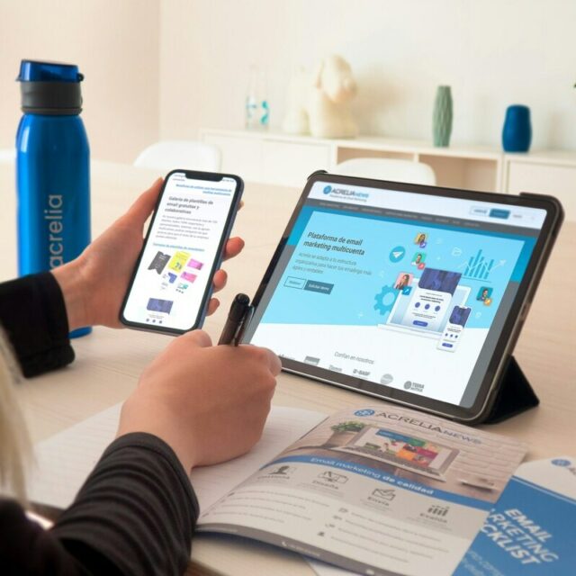 Hombre trabajando con su ordenador