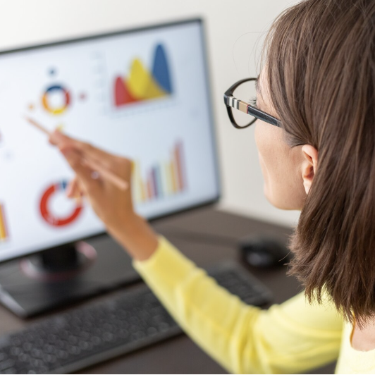 agencia de marketing viendo el Diagrama de Pareto